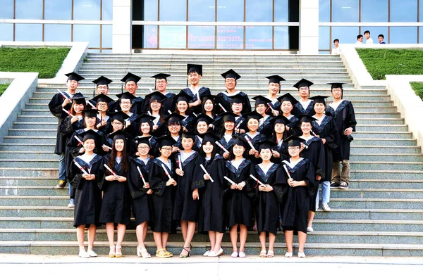 Κινέζοι Απόφοιτοι Ντυμένοι Ακαδημαϊκά Φορέματα Και Καπέλα Ποζάρουν Πτυχία Τους — Φωτογραφία Αρχείου