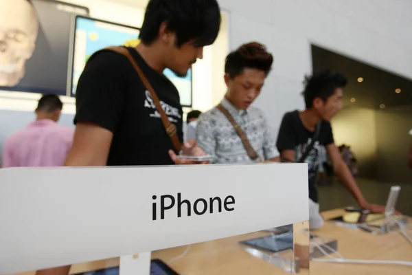 Klanten Proberen Iphone Smartphones Bij Een Apple Store Shanghai China — Stockfoto