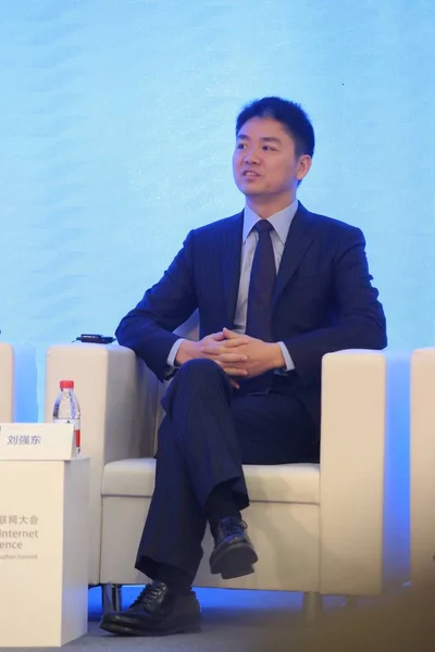 Qiangdong 会長兼 Ceo Com 世界初インター ネット会議 とも呼ばれる烏鎮サミット 中国東部の浙江省桐郷市の古代の町の中に中国語 外国の起業家サミットに出席します — ストック写真