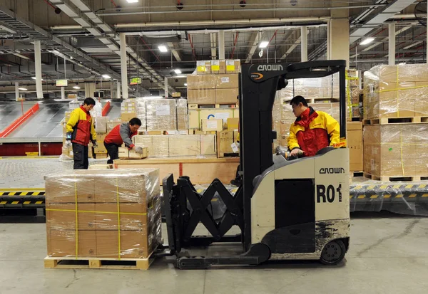 Chinese Workers Transfer Parcels Warehouse Dhl Pudong Shanghai China November — Stock Photo, Image