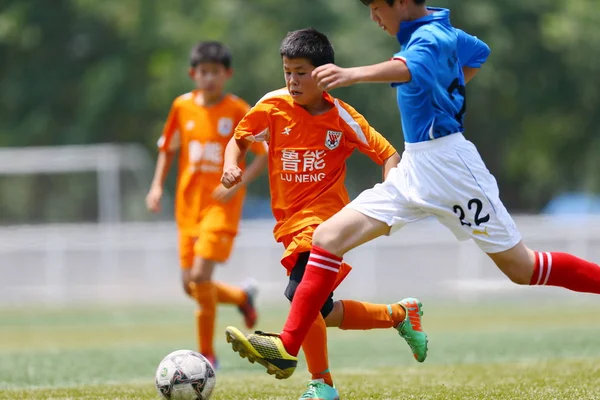 Bestand Jonge Chinese Jongens Concurreren Hun Wedstrijd Tijdens Een Kinderen — Stockfoto