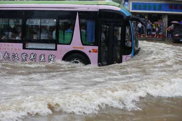 Autobus Jedzie Zalanych Drogach Spowodowanych Przez Ciężki Deszcz Wuchang Wuhan — Zdjęcie stockowe