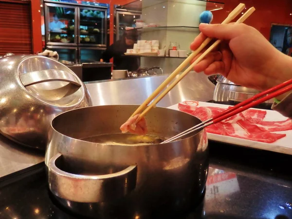 Customer Eats Hotpot Hot Pot Restaurant Shanghai China June 2011 — Stock Photo, Image