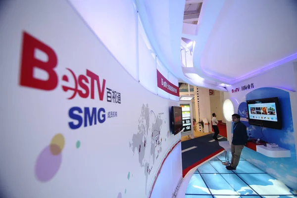 Pessoas Visitam Stand Bestv Smg Durante Expo Comm China 2012 — Fotografia de Stock