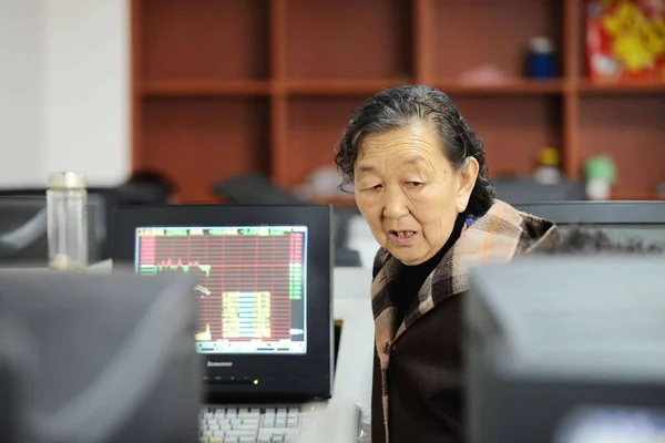 Zainteresowany Chiński Inwestor Patrzy Ceny Akcji Domu Maklerskim Akcji Qingdao — Zdjęcie stockowe