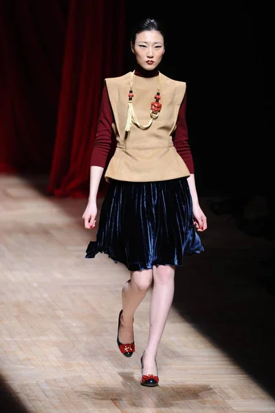 モデルはメルセデス ベンツ中国 2013年秋 冬のファッションウィーク北京 2013 日の間に中国ファッションデザイナー王 Yutao 旭化成のファッションショーに新しい創造を表示します — ストック写真