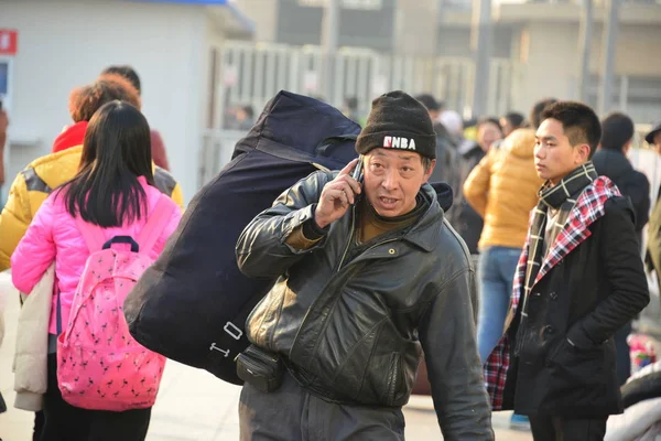 File Трудящі Перевозять Його Зберігання Переговори Своєму Мобільному Телефоні Пекінській — стокове фото