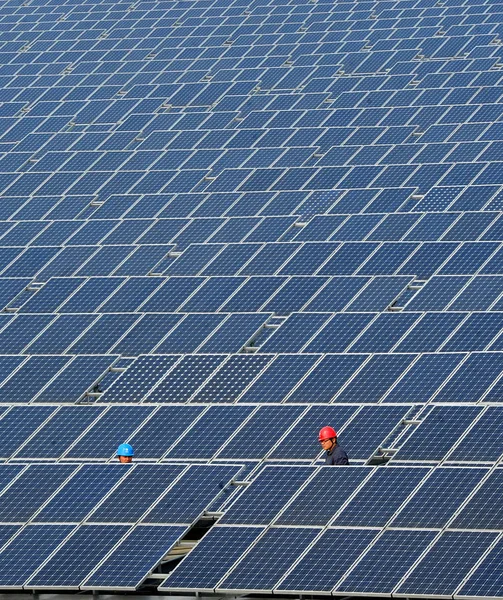 2012년 저장성 샤오산시 샤오산시의 옥상에 태양광 발전소에서 노동자들이 태양광 패널을 — 스톡 사진