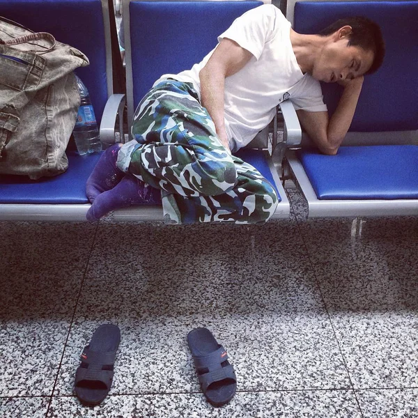 Китайский Пассажир Дремлет Стуле Ожидая Железнодорожном Вокзале Ханчжоу Городе Ханчжоу — стоковое фото