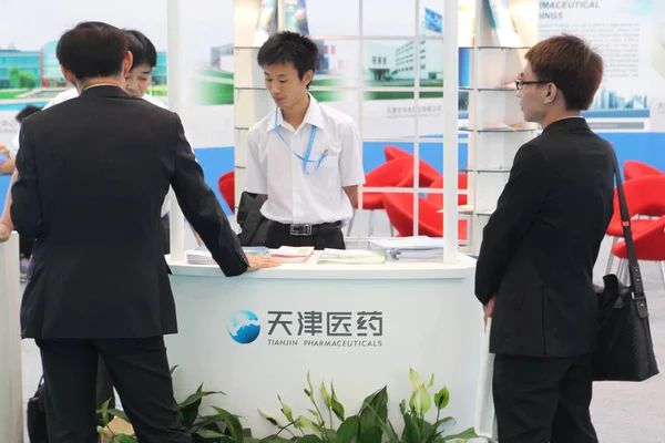 Työntekijät Keskustelevat Kävijöiden Kanssa Tianjin Pharmaceuticals Tpjh Osastolla Cphi Icse — kuvapankkivalokuva