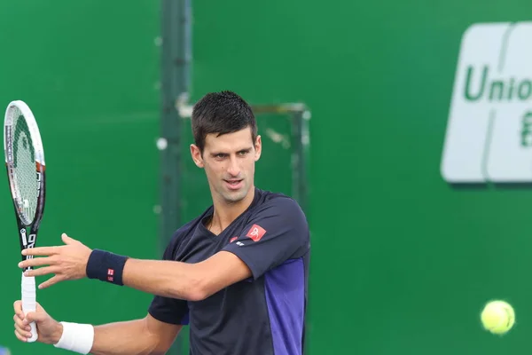 Новак Джокович Сербии Готовится Ответному Броску Время Тренировочной Сессии Теннисного — стоковое фото