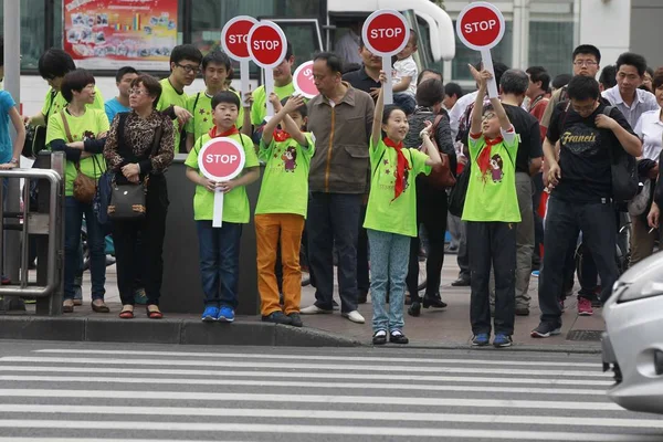 Volontari Cinesi Sostengono Segnali Stop Contro Jaywalking Semaforo Rosso Una — Foto Stock