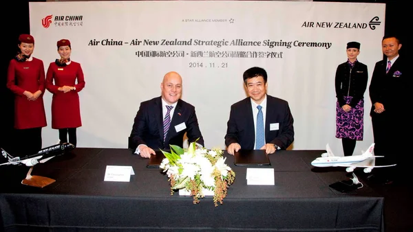 Christopher Luxon Ceo Air New Zealand Esquerda Song Zhiyong Ceo — Fotografia de Stock