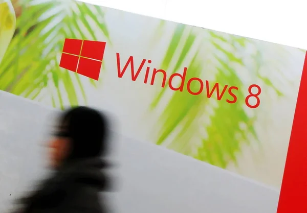 Visitante Pasa Junto Anuncio Para Windows Microsoft Durante Una Exposición —  Fotos de Stock