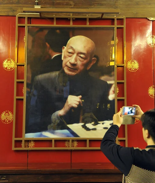 Відвідувач Фотографує Китайсько Японського Гросмейстера Цінюань Відомого Заході Під Своїм — стокове фото