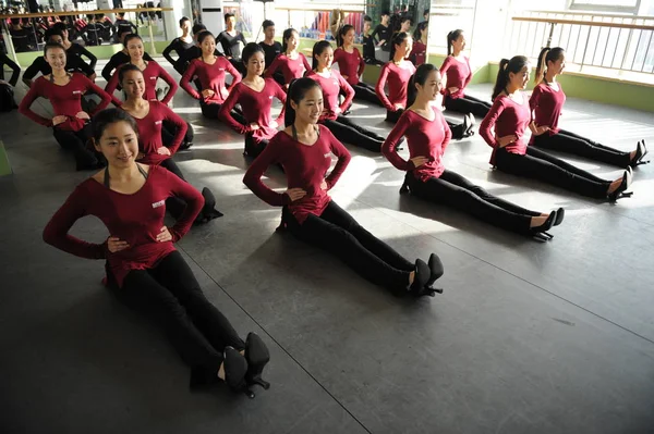 Jovens Estudantes Chineses Praticam Terreno Durante Uma Sessão Treinamento Modelo — Fotografia de Stock