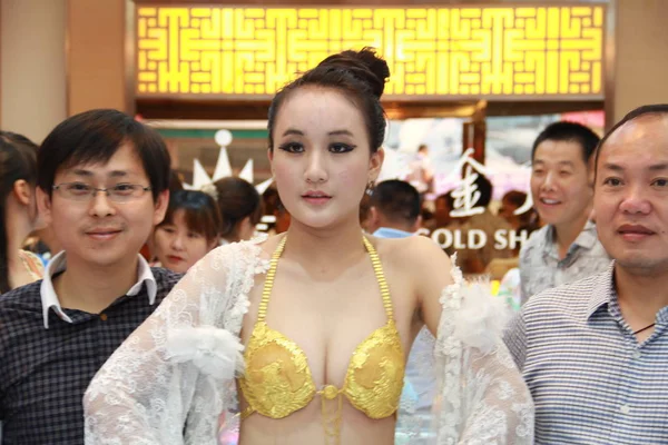 Modelo Chinês Exibiu Sutiã Que Fez 960 Gramas Ouro Durante — Fotografia de Stock