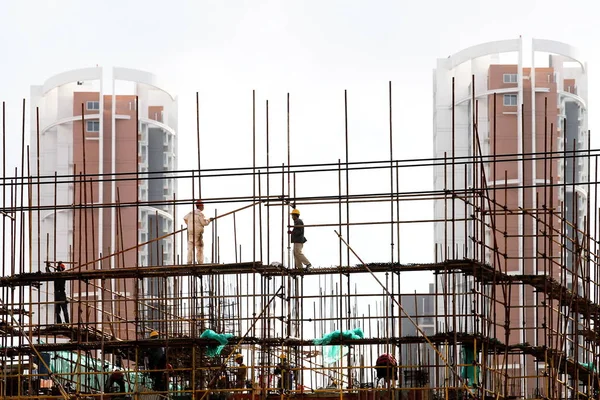 Κινέζοι Μετανάστες Χτίσουν Σκαλωσιές Οικοδομής Στο Εργοτάξιο Του Έργου Οικιστικά — Φωτογραφία Αρχείου