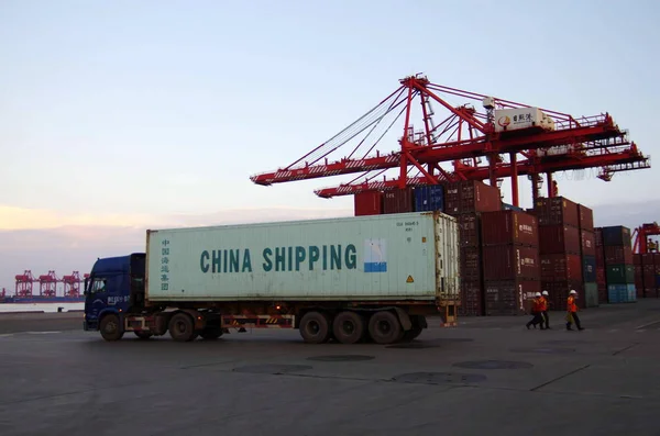 Caminhão Transporta Contêiner China Shipping Cais Porto Rizhao Cidade Rizhao — Fotografia de Stock