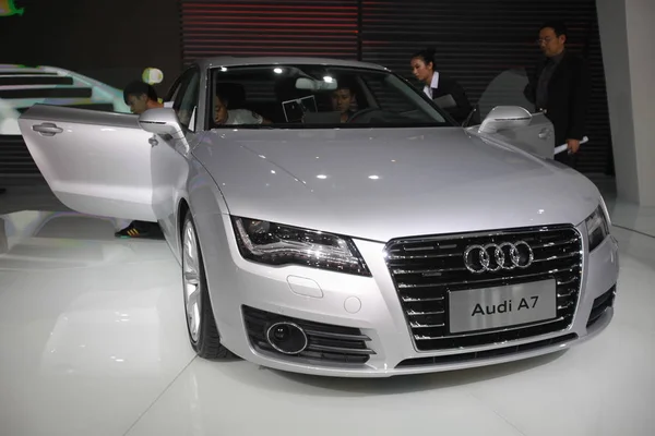 Visitors Look Audi Auto Show Guangzhou South Chinas Guangdong Province — Stock Photo, Image