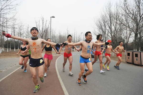 Osoby Pozbawione Ich Skivvies Uruchomić Olympic Park Forest Podczas Drugiego — Zdjęcie stockowe