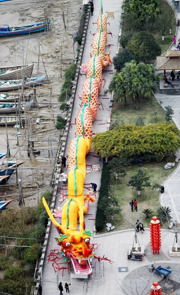 Los Trabajadores Chinos Decoran Una Escultura Forma Dragón Preparación Para — Foto de Stock