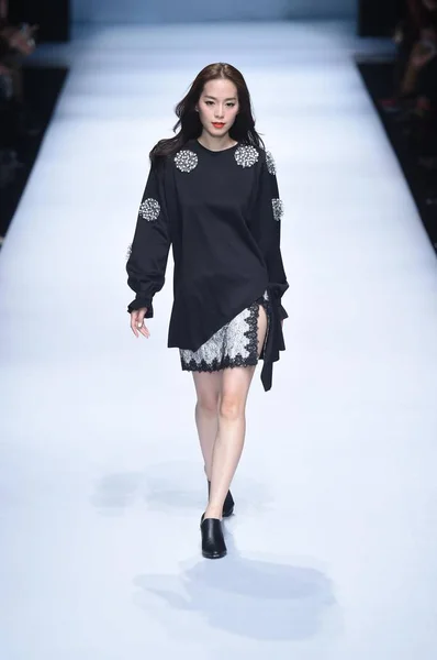 モデルは 2014 中国の北京で中国ロンドンファッションウィークの春 2015 年中ファッション今の共同ファッションショーで新しい創造を表示します — ストック写真