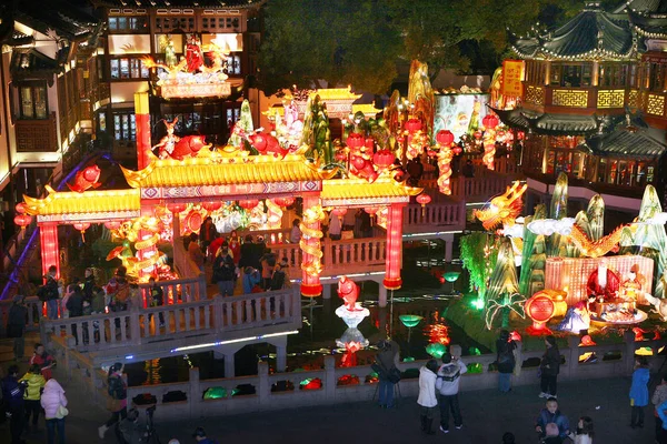 Ziyaretçiler Şangay Yuyuan Garden Fenerler Izlemek Çin Ocak 2012 — Stok fotoğraf