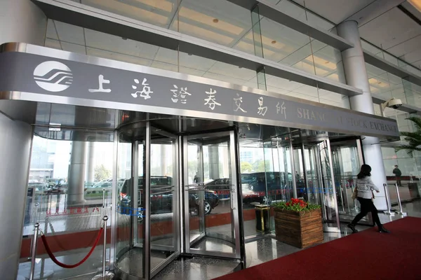 Látogató Belép Shanghai Stock Exchange Sse Épület Lujiazui Pénzügyi Negyedében — Stock Fotó