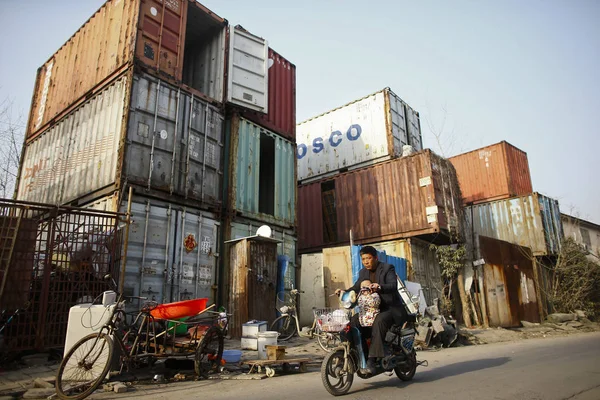 Ciclista Levando Uma Criança Dirige Casas Passadas Convertidos Contentores Transporte — Fotografia de Stock