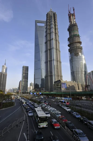 Bestand Voertuigen Pass Door Het Shanghai World Financial Center Center — Stockfoto