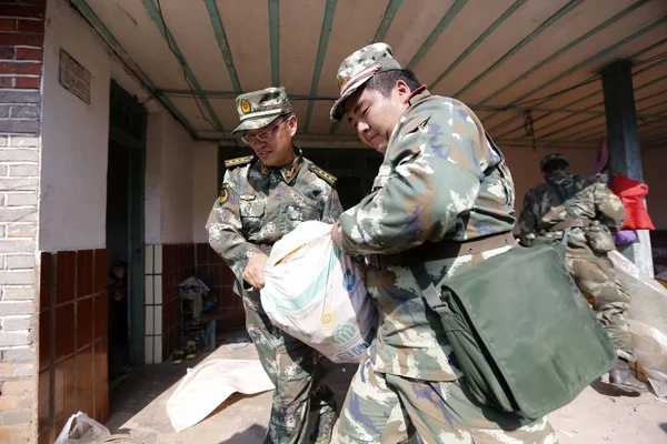 Chinese Rescuers Carry Corns Villagers Magnitude Earthquake Jinggu Dai Autonomous — Stock Photo, Image