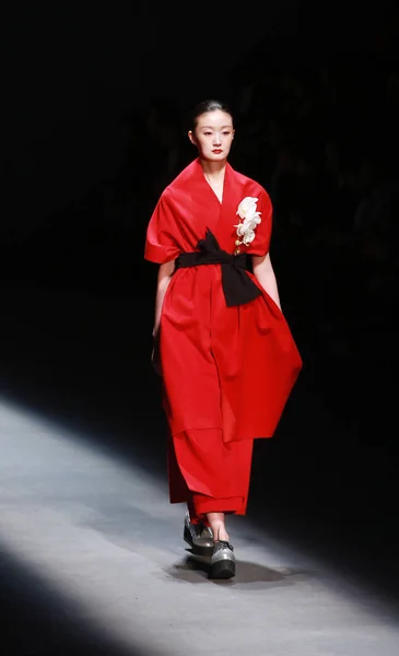 モデルは 2014 Marisfrolg の北京 Zhuchongyun 2014 冬コレクションのファッションショーで新しい創造を表示します — ストック写真