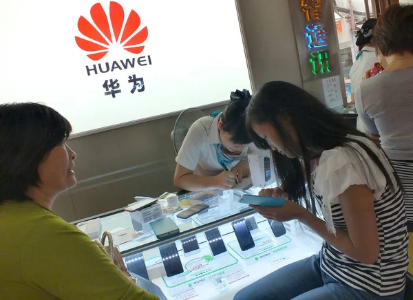 Customers Shop Huawei Smartphones Store Yichang City Central Chinas Hubei — Stock Photo, Image
