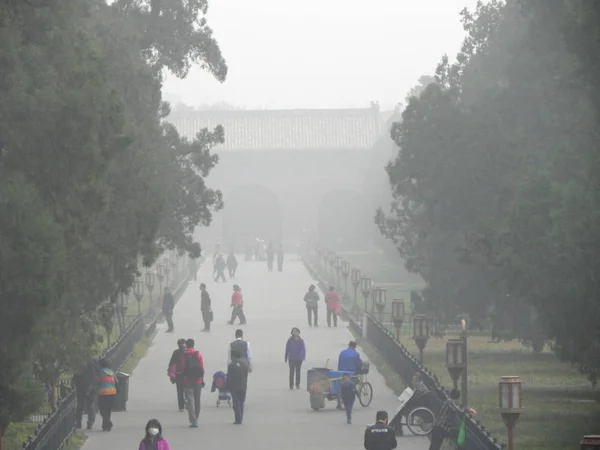 Turisti Camminano Tempio Del Cielo Uno Smog Pesante Pechino Cina — Foto Stock