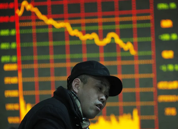 中国の投資家は Huaibei 東中国安徽州の株式仲買家で株価 価格下落のためにグリーン を見て 4月2012日 — ストック写真