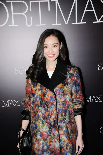 Chińska Aktorka Stwarza Ona Przybywa Pokaz Mody Sportmax Szanghaju Chiny — Zdjęcie stockowe