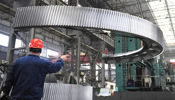 Trabajador Chino Examina Producción Anillos Engranajes Acero Una Planta Acero — Foto de Stock