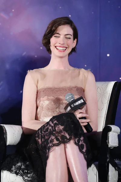 Americká Herečka Anne Hathaway Usmívá Tiskové Konferenci China Premiéru Svého — Stock fotografie