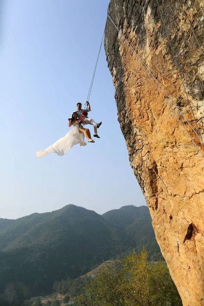 Zheng Ένα Βράχο Ορειβάτης Και Νύφη Του Ποζάρει Για Φωτογραφίες — Φωτογραφία Αρχείου