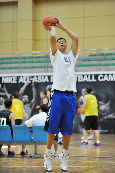Китайський Баскетболіст Jianlian Бере Участь Тренувальних Стрибках 2013 Nike Баскетбол — стокове фото
