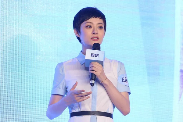 2014年8月14日 中国女演员孙丽在中国北京为艾利娃婴儿配方奶粉举办的促销活动上发表演讲 — 图库照片