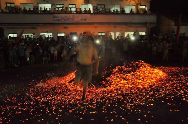 2013년 20일 절강성 마을에서 행사에서 중국인 남성이 불타는 호박을 맨발로 — 스톡 사진