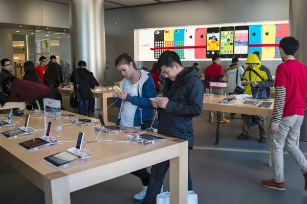 Des Clients Chinois Essaient Des Produits Apple Dans Apple Store — Photo