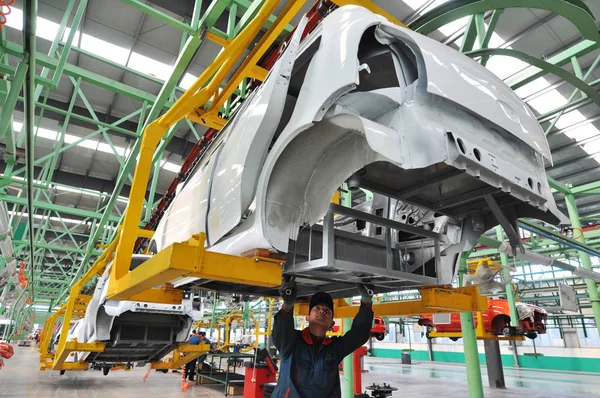 Trabalhadores Chineses Montam Carros Elétricos Linha Montagem Fábrica Automóveis Shandong — Fotografia de Stock