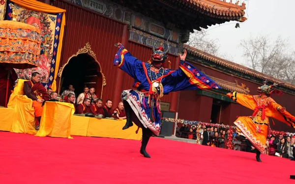 Lama Realiza Una Danza Tradicional Buza Templo Yonghegong Lama Como — Foto de Stock