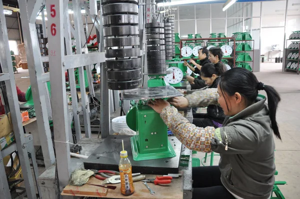 Китайські Робітники Зібрати Електронні Портативні Заводі Dongxing Сіті Південна Chinas — стокове фото