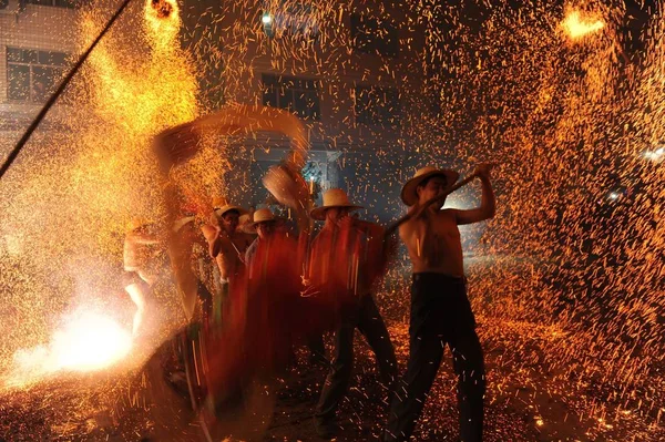 Танцоры Исполняют Танец Огненного Дракона Ливне Расплавленного Железа Честь Празднования — стоковое фото