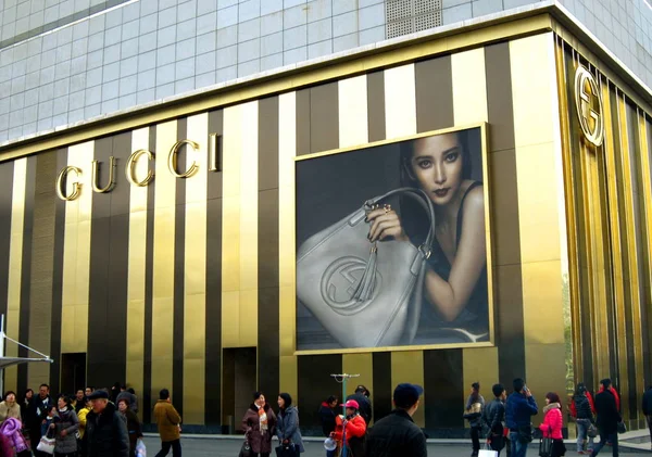 Los Peatones Pasan Por Boutique Moda Gucci Plaza Internacional Wuhan — Foto de Stock