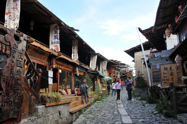 File People Enjoy Old City Called Dukezong Shangri Southwest Chinas — стоковое фото